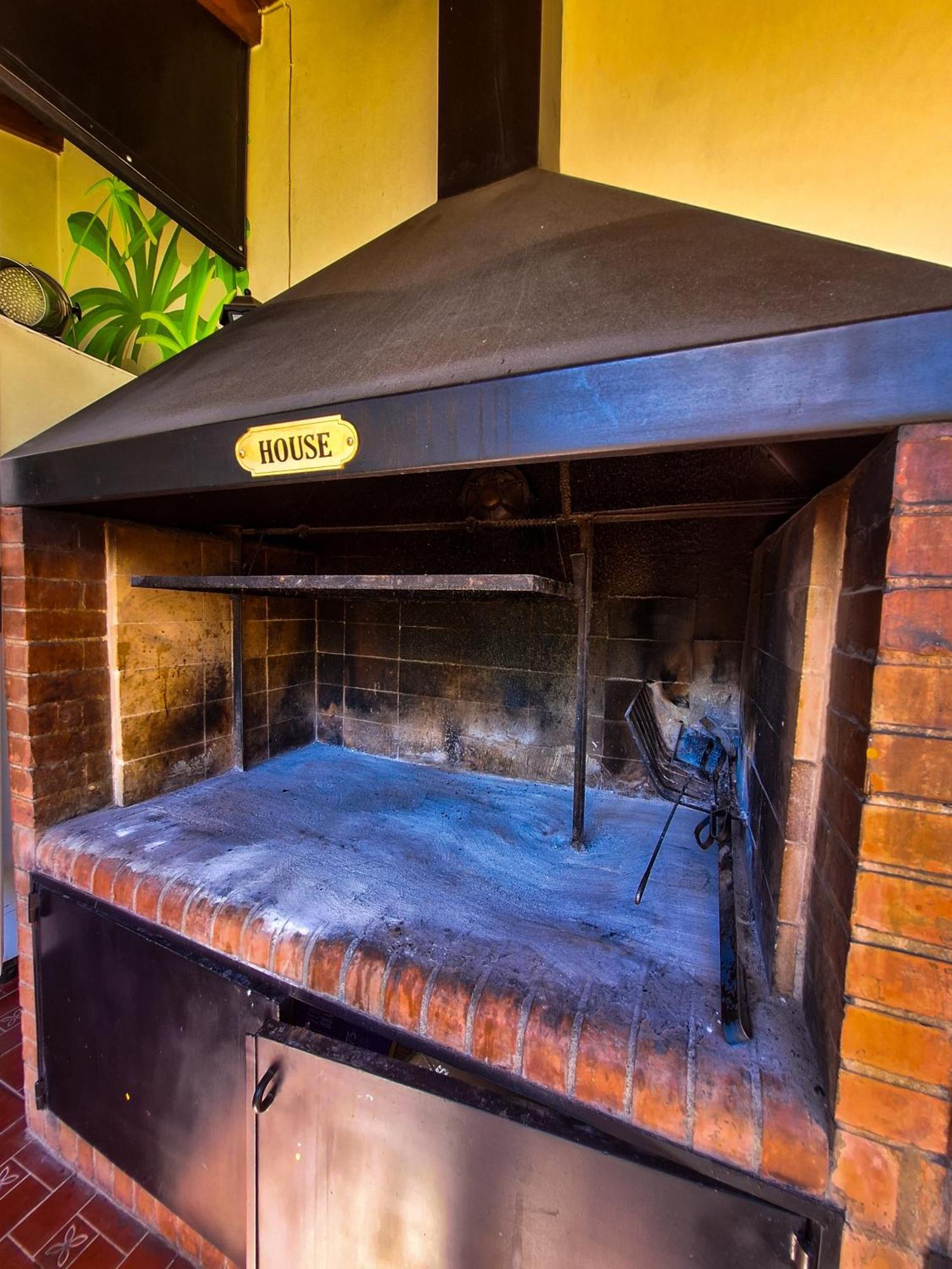 Fuxia House Hostel メンドーサ エクステリア 写真